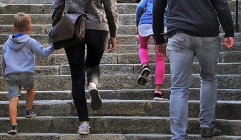 Coronavirus, infermiera positiva a passeggio con i cari