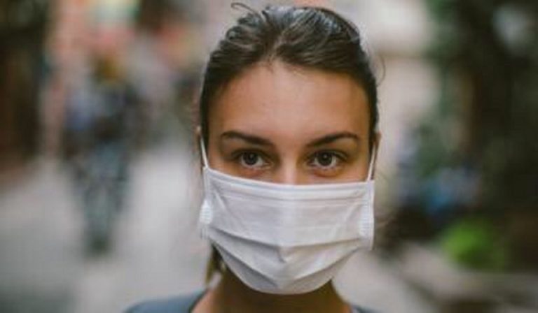 Coronavirus, parlando può avvenire il contagio