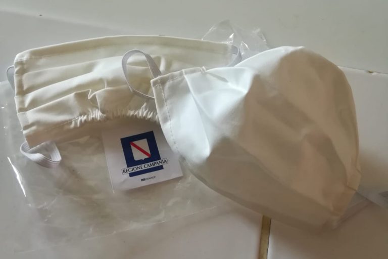 napoli rubano mascherine cassette