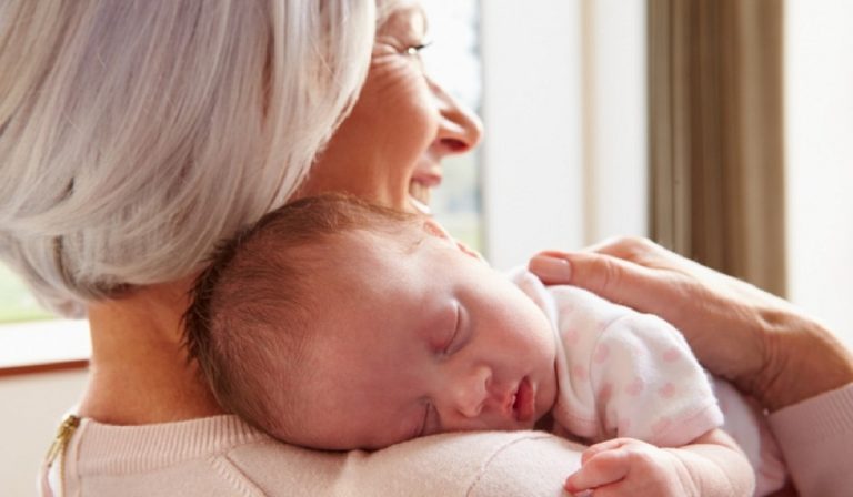 Coronavirus, Svizzera: i nonni possono vedere nipotini