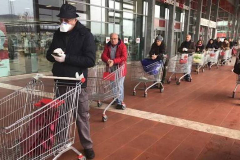 operatore sanitario salta fila 768x512