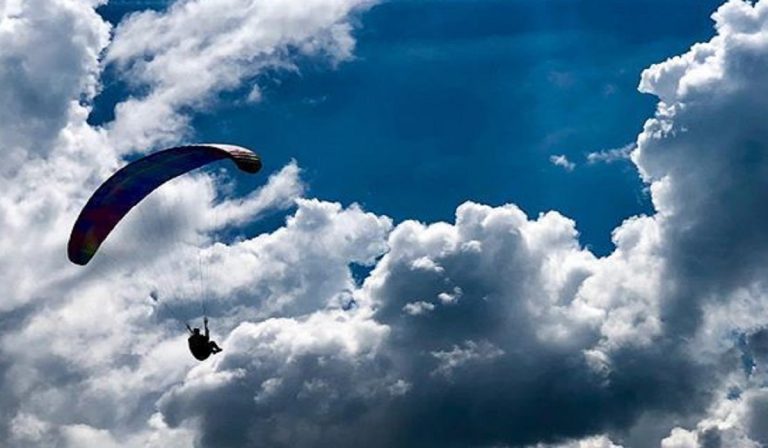 Coronavirus, in parapendio prende multa