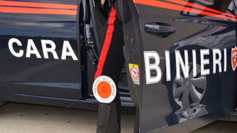 pensionato si dà fuoco