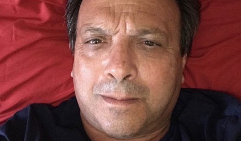 Coronavirus, Chiambretti posta un selfie su Instagram