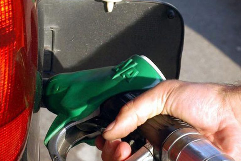 prezzo petrolio scende benzina