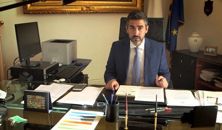 Coronavirus, Fraccaro propone il Golden Power per le imprese