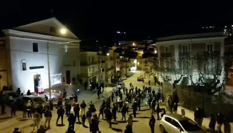 In processione nonostante l'emergenza coronavirus