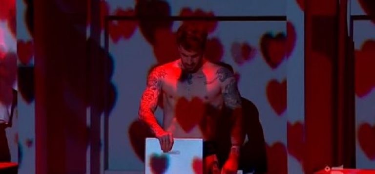 Andreas Muller al termine della sua esibizione ad Amici Speciali, resta in mutande.