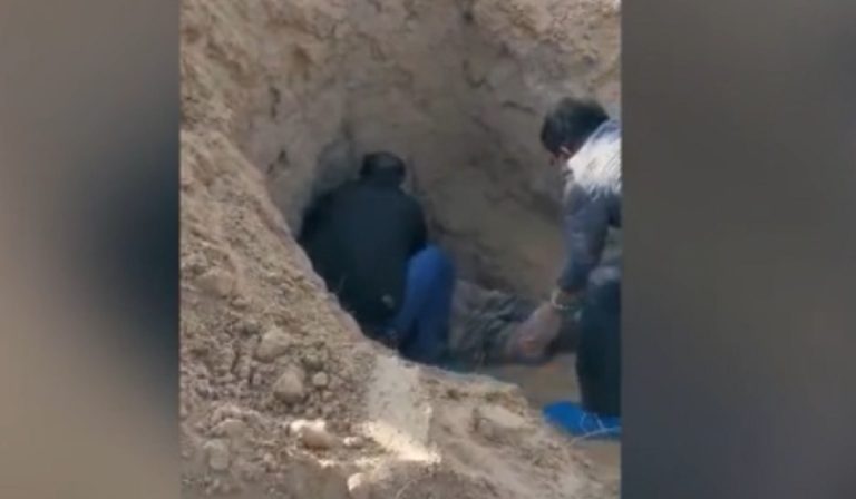 Cina, uomo seppellisce la madre viva