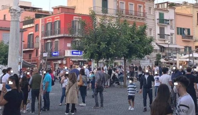 Assembramento nel centro storico di Pozzuoli