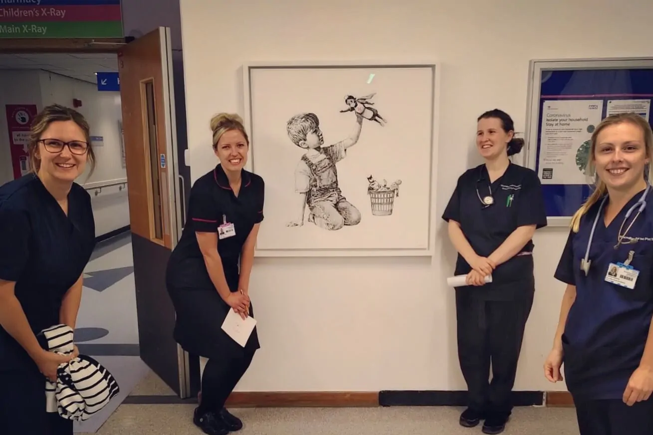 L'omaggio di Banksy alle infermiere, le nuove supereroine