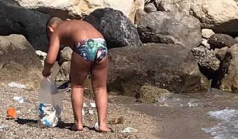Pulisce la spiaggia dai rifiuti, bimbo responsabile