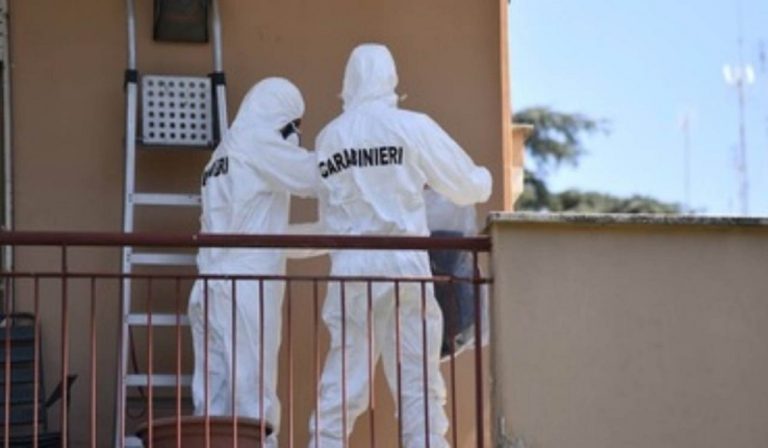 Cadavere carbonizzato a Roma, sul balcone