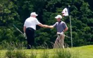 Donald Trump sul campo da golf durante la pandemia