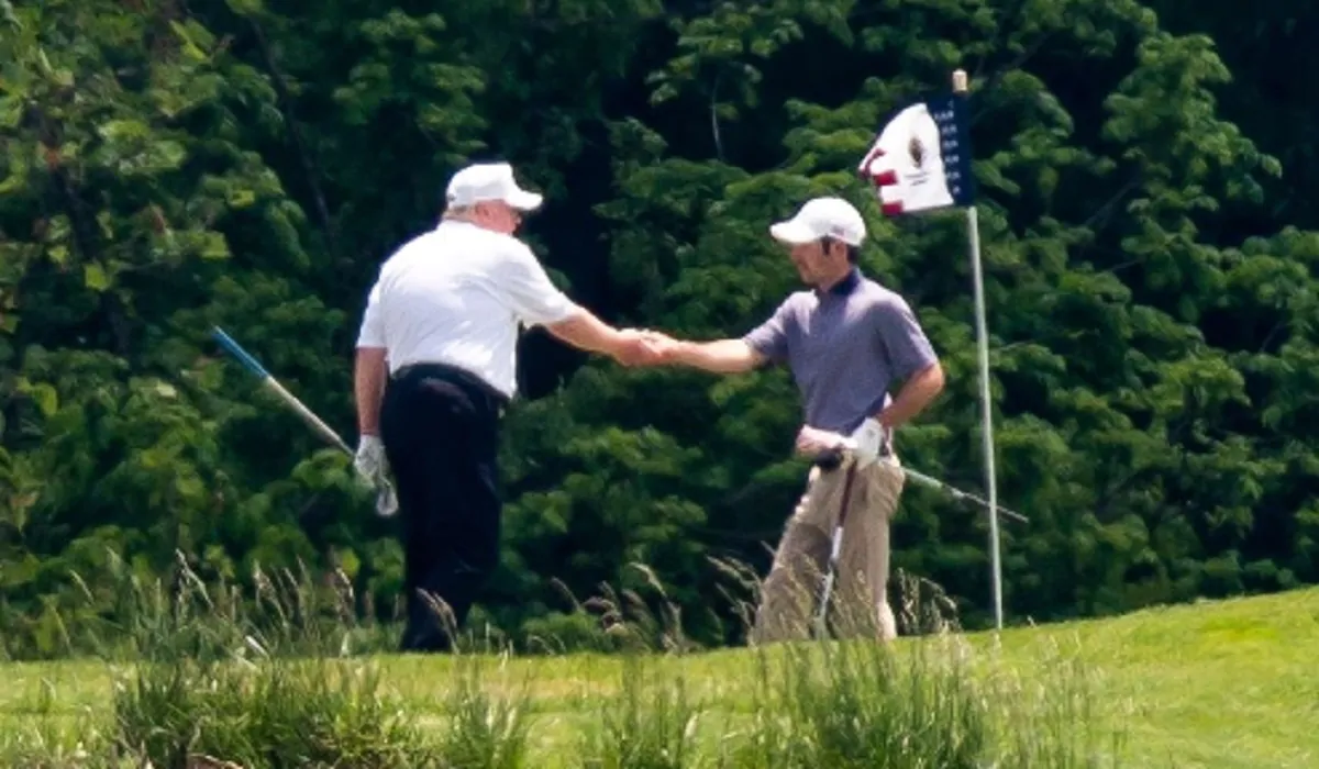 Donald Trump sul campo da golf durante la pandemia