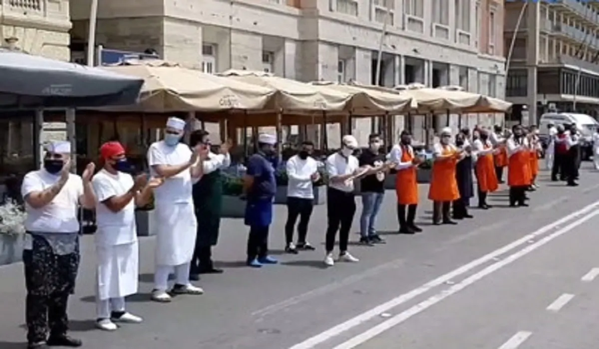 Napoli, riapertura dei ristoranti con flash mob