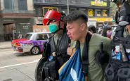 Un manifestate arrestato dalla polizia a Hong Kong