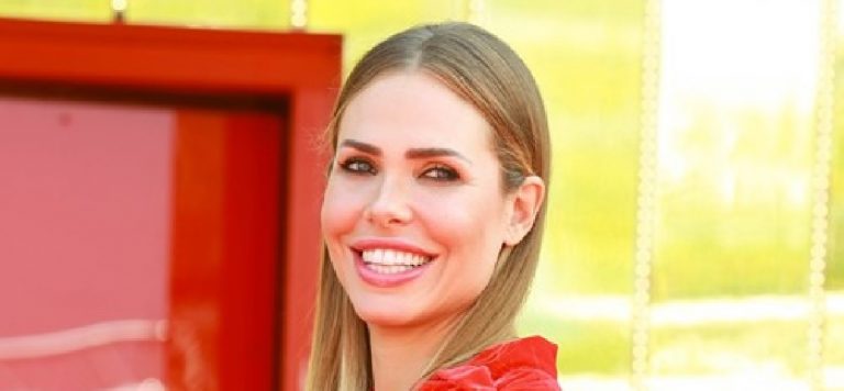 La conduttrice Ilary Blasi mostra la sua tuta con le spacche