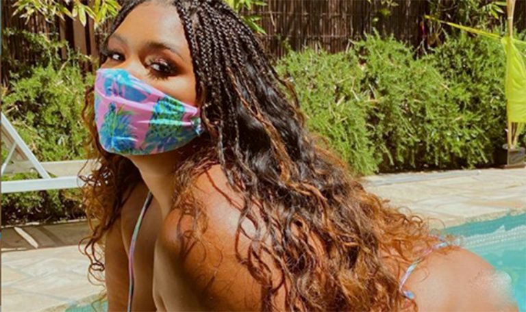lizzo in piscina