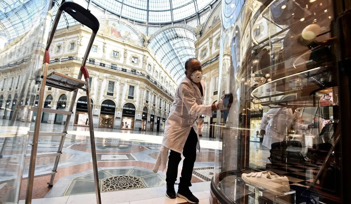 Milano, riaprono i negozi della Galleria Vittorio Emanuele