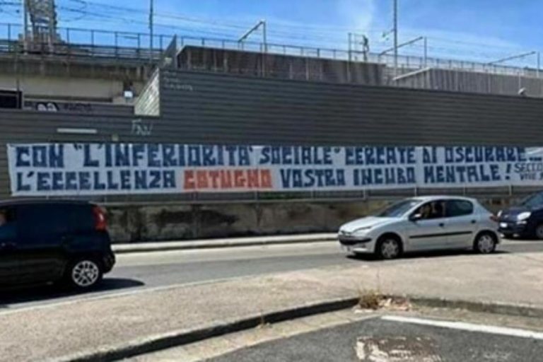 Napoli feltri striscione