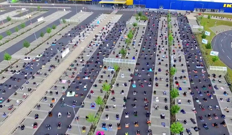 Parcheggio Ikea: preghiera dei fedeli musulmani
