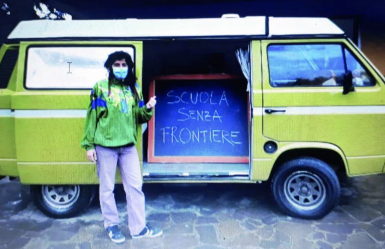 Professoressa camper lezione alunni