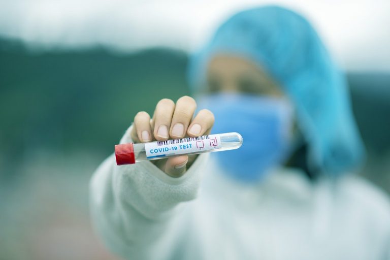 coronavirus medico contagia padre iniezione letale