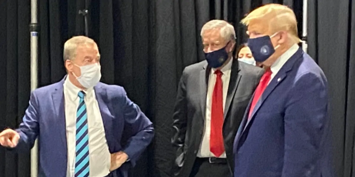 Il presidente Usa, Donald Trump, con la mascherina