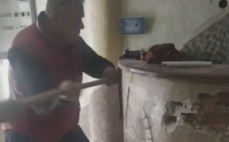 uomo distrugge la sua pizzeria