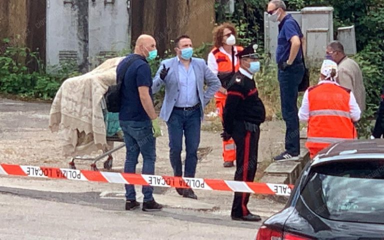 Uomo trovato morto carrello spesa