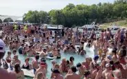 Festa in piscina negli Usa, assembramenti e niente mascherine