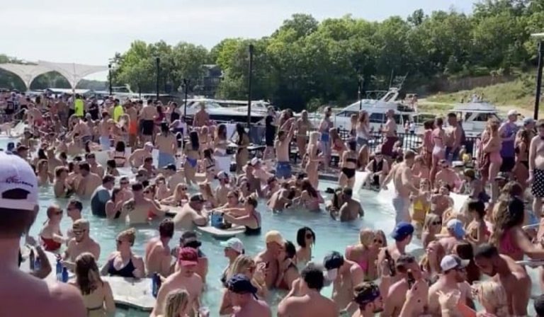 Festa in piscina negli Usa, assembramenti e niente mascherine