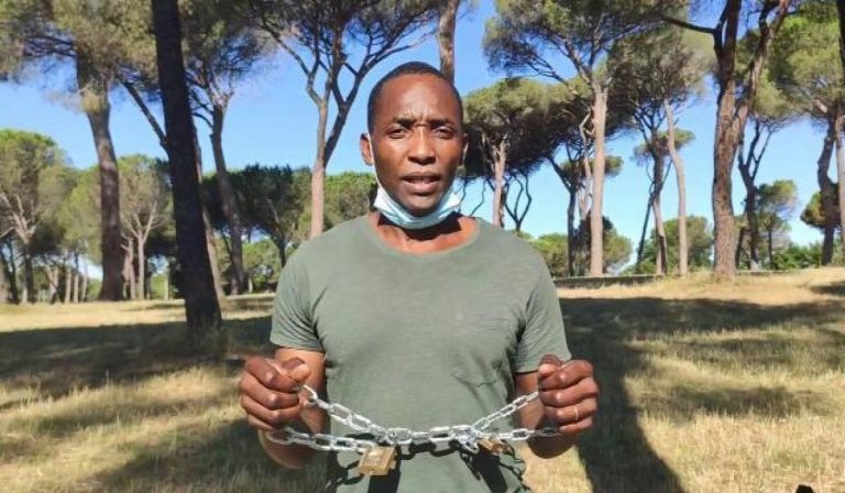 Villa Pamphilj: sciopero della fame e proteste, braccianti incatenati