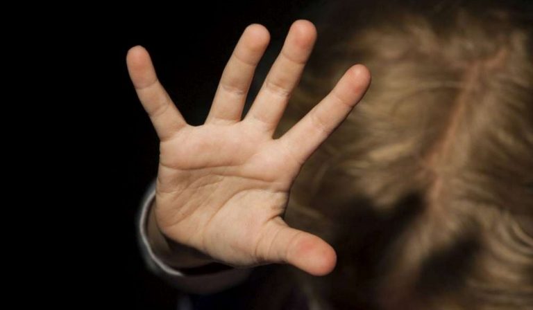 Trapani, abusa dei figli per anni: arrestato
