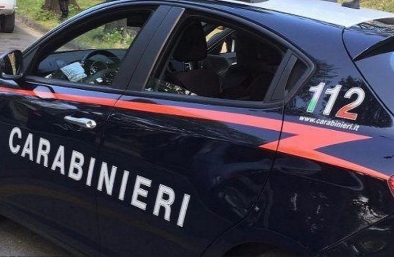 aggredisce la moglie e inneggia al duce a bologna