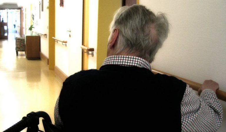 Anziani divisi dal coronavirus: l'abbraccio