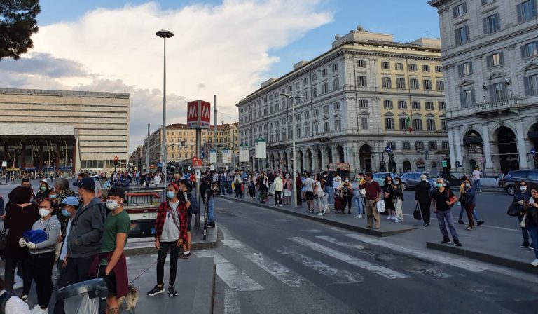 Assembramento alla stazione della metro Termini, 31 maggio 2020