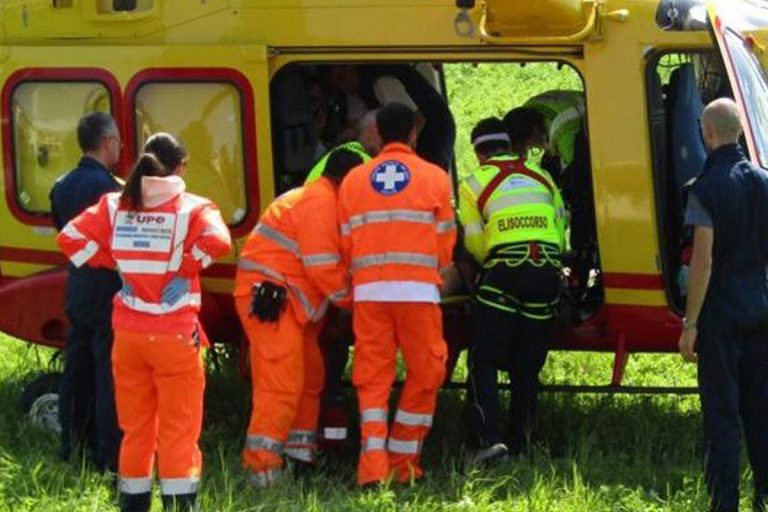 auto precipita burrone morto