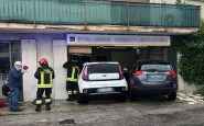 Vicenza, auto schiantate dentro un ufficio: anziana ferita