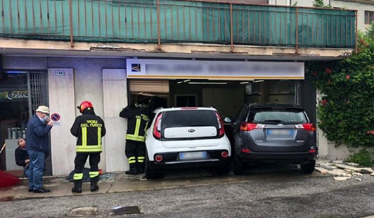 Vicenza, auto schiantate dentro un ufficio: anziana ferita