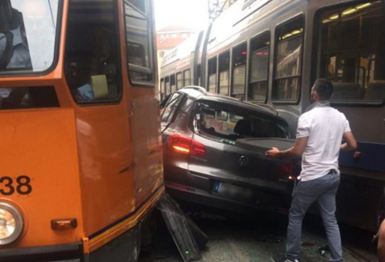 auto si scontra tram