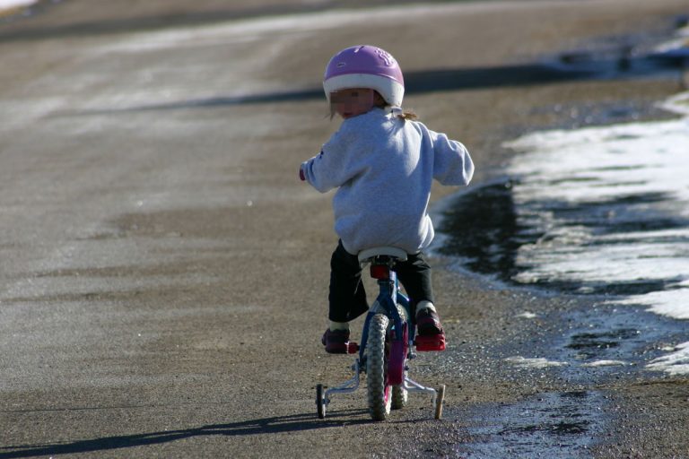 Bambina in bicicletta