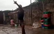 Bambino danza sotto la pioggia nigeria