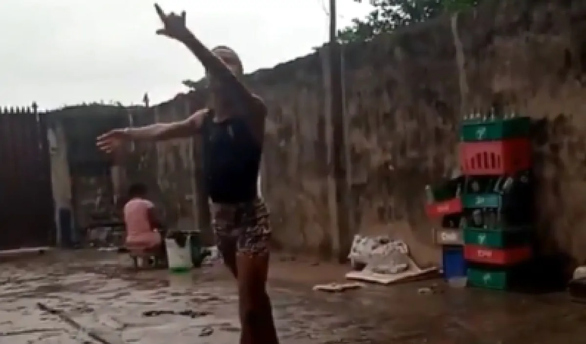 Bambino danza sotto la pioggia nigeria