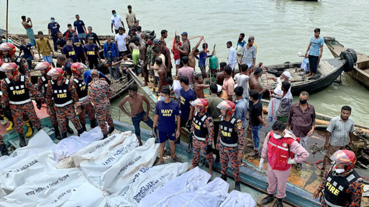 bangladesh scontro tra traghetti