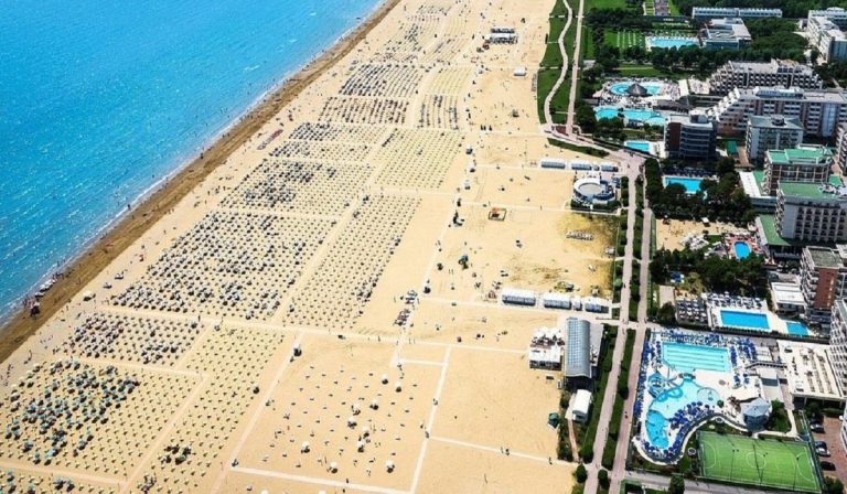 Coronavirus, Bibione: spiaggia affollata