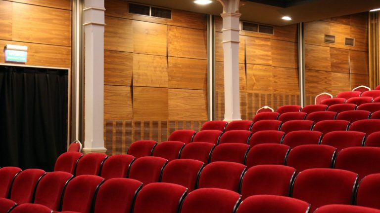 bisognera-usare-mascherina-cinema