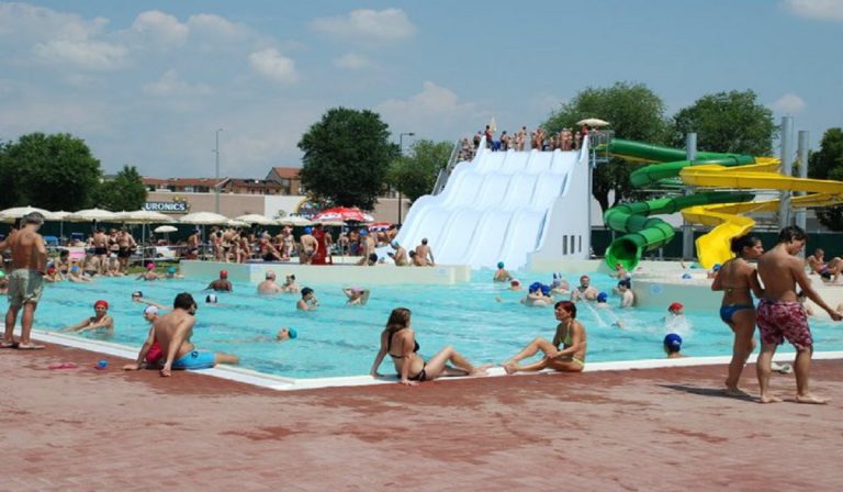 Coppia gay discriminata al parco acquatico