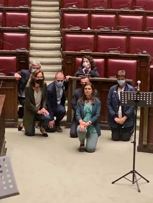 boldrini inginocchiata in parlamento